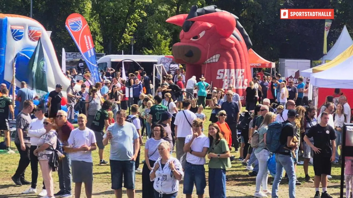 Sportwiese 2025 Viele Menschen besuchen die Sportwiese beim Laternenfest.