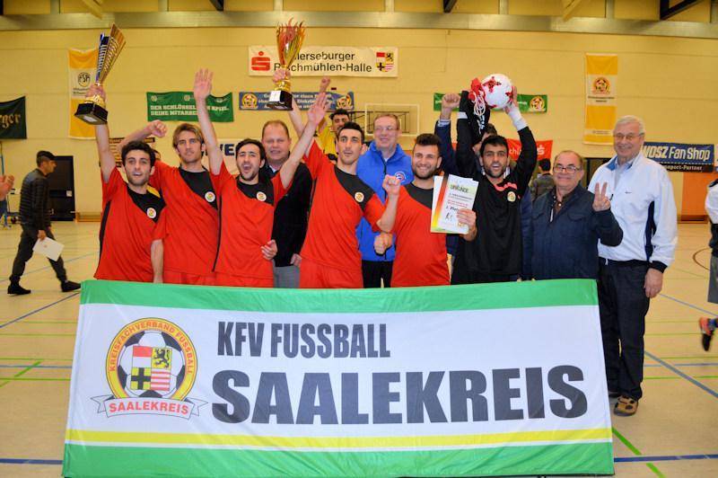 Erstes Futsal Team aus Halle beim Gewinn des Wanderpokals